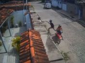 Dupla em moto assalta mulher utilizando arma caseira em Maceió; Veja o vídeo
