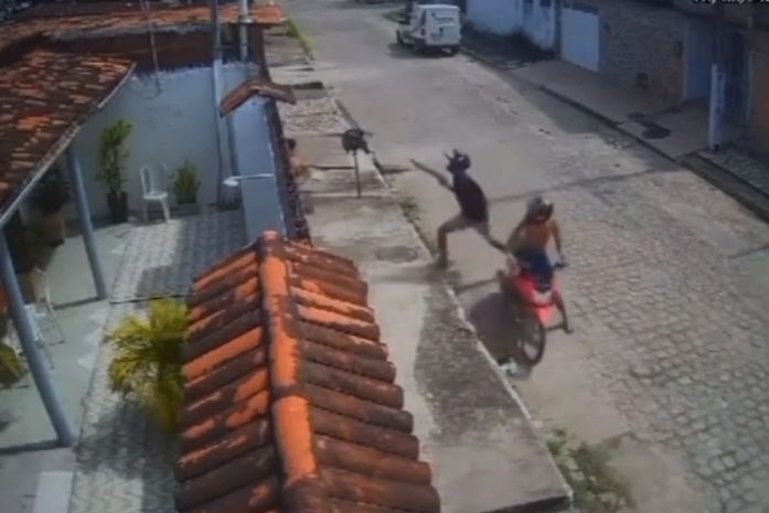 Dupla em moto assalta mulher utilizando arma caseira em Maceió; Veja o vídeo