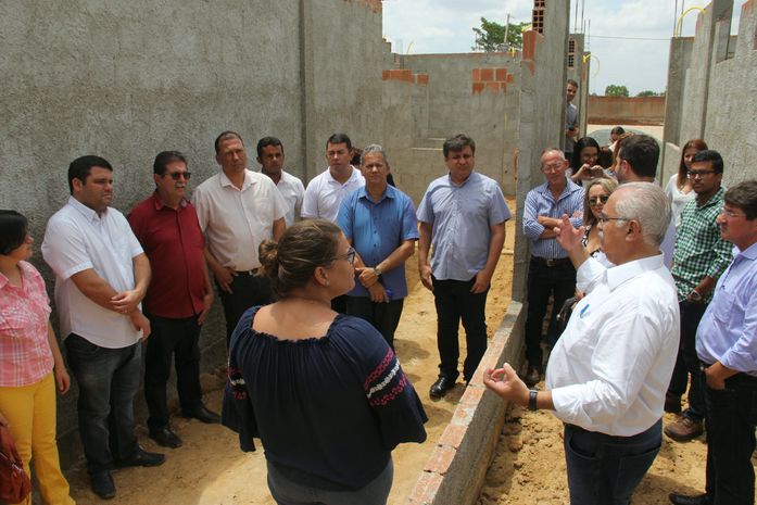 Fabiano Leão lidera vereadores em visita a obras