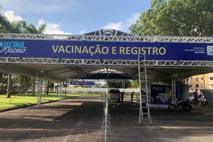 Ponto de vacinação na sede da Justiça Federal, na Via Expressa