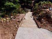 Escadaria está concretada, aguardando instalação do corrimão