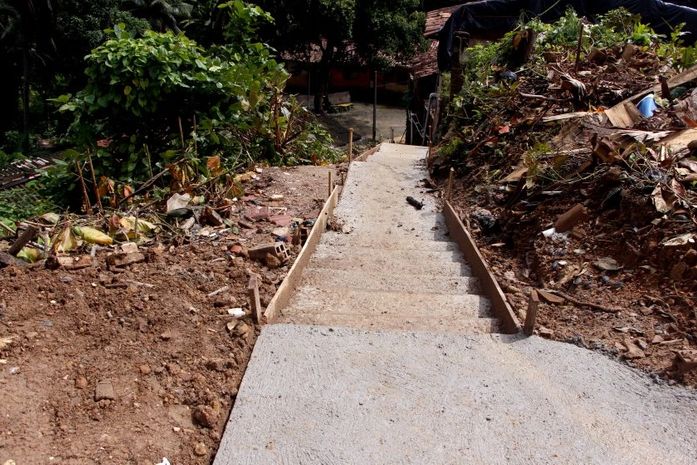 Escadaria está concretada, aguardando instalação do corrimão