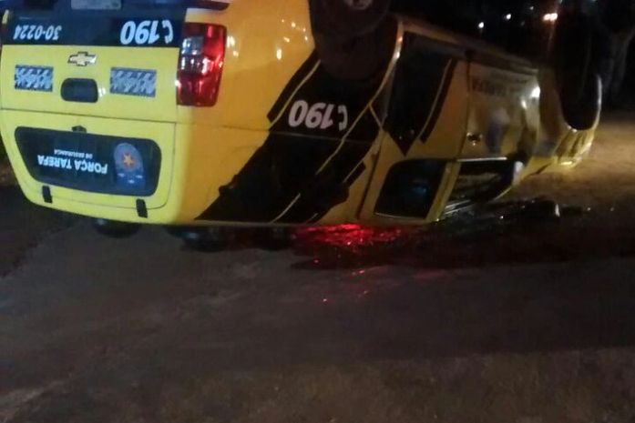 Viatura capotou no bairro do São Jorge