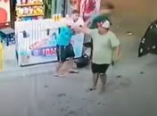 Câmeras registraram momento em que homem atira contra o frentista.