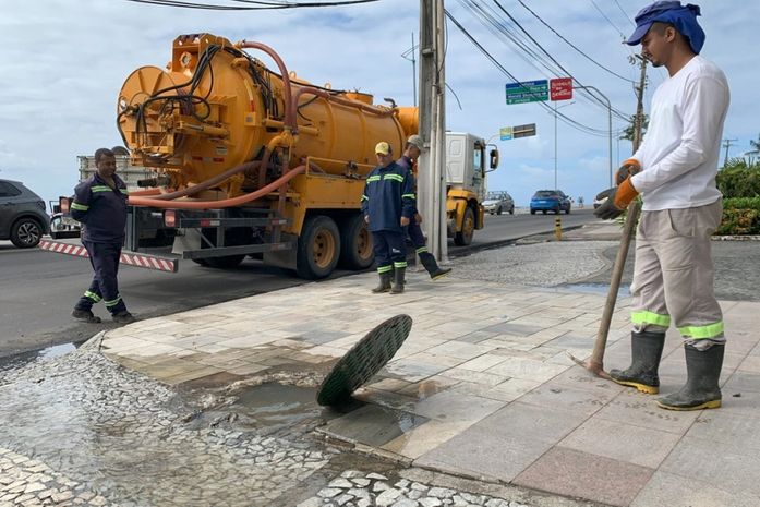 Jatiúca: Operação Línguas Sujas flagra transbordo de esgoto da BRK em galeria de águas pluviais 