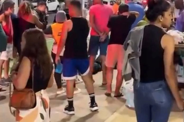 Jovem é baleado em tentativa de assalto na orla da Pajuçara; criminosos fogem e vítima vai ao HGE