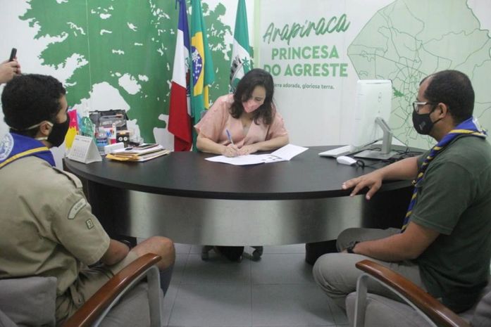 Prefeita oficializa doação de terreno para sede do Grupo de Escoteiros de Arapiraca