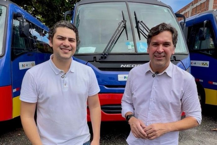 Prefeito Eduardo Bulhões recebe micro-ônibus do Programa Agora Tem Especialistas