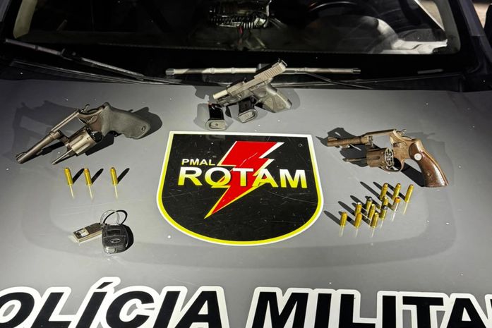 PM apreende três armas em carro após motorista desobedecer à ordem de parada em Maceió
