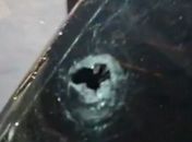 Imagens mostram carro atingido por tiros após suposta tentativa de latrocínio; polícia investiga