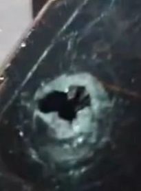 Imagens mostram carro atingido por tiros após suposta tentativa de latrocínio; polícia investiga