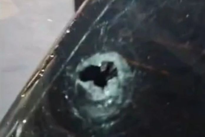 Imagens mostram carro atingido por tiros após suposta tentativa de latrocínio; polícia investiga