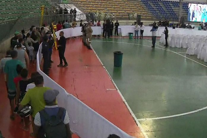 Fãs de Gabriel Diniz fazem fila para ver caixão com o corpo do cantor em velório