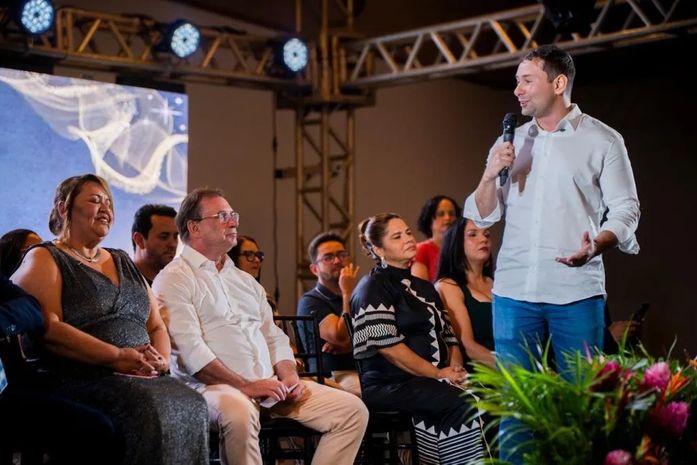 Lucas Barbosa prestigia posse de novos gestores escolares e destaca transparência no processo eleitoral