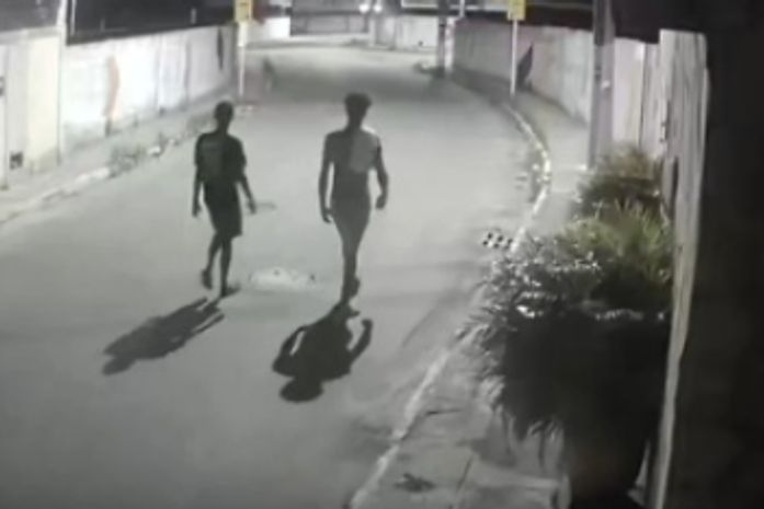 Vídeo: motorista por app tem moto roubada por trio ao passar em quebra-mola em Maceió