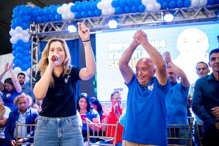 Candidato a prefeito de Ouro Branco, Atevaldo Cabral anuncia, ao lado de Cibele Moura, campanha sem fogos barulhentos