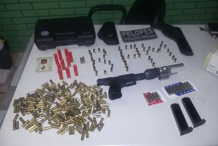 Duas pessoas são presas com revólveres e pistola importada