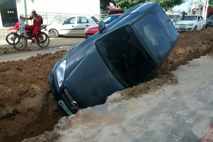 Veículo após cair na vala