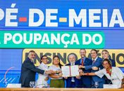Ao lado de Lula, Rafael Brito comemora regulamentação do Pé de Meia, programa inspirado no Cartão Escola 10, de AL
