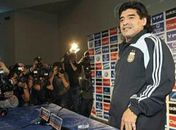 Maradona faz piada com iniciação sexual de Pelé
