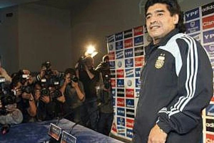 Maradona faz piada com iniciação sexual de Pelé