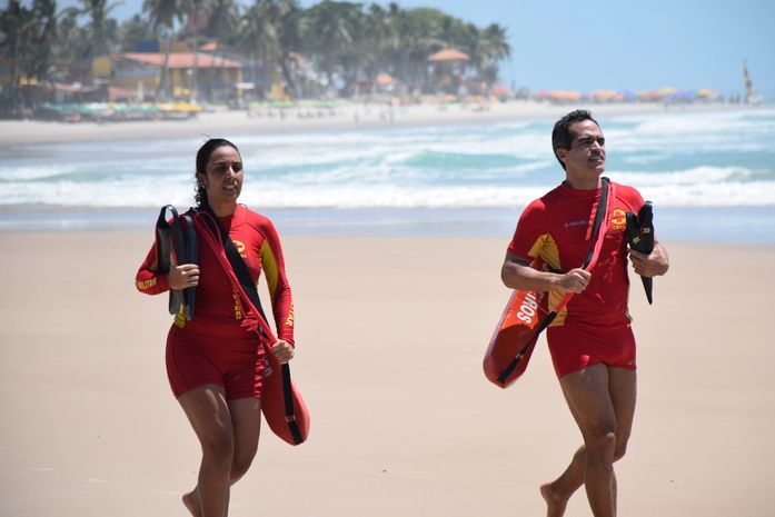 Adolescentes são resgatados pelos Bombeiros após afogamento na praia do Francês