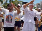 Com seu 72 anos, prefeito cai no frevo e vira atração no desfile do Pinto; exibindo a irreverência do folclore de sua cidade 