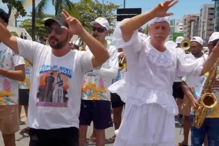 Com seu 72 anos, prefeito cai no frevo e vira atração no desfile do Pinto; exibindo a irreverência do folclore de sua cidade