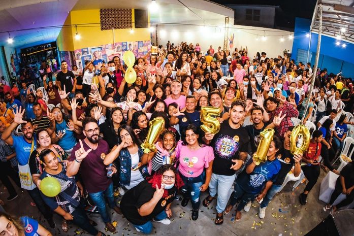 Em noite de comitê lotado, jovens e profissionais da educação declaram apoio a Rafael Brito