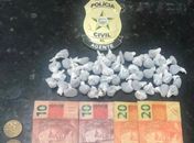 Trio foi detido em uma casa no Conjunto Hélio Jatobá III, com 80 bombinhas de maconha.