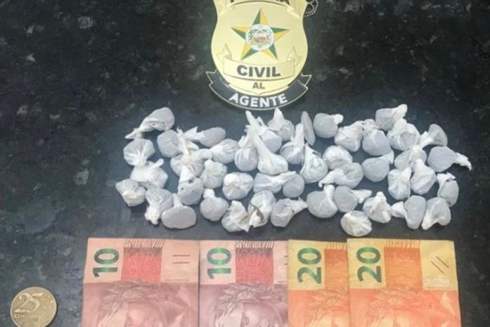 Trio foi detido em uma casa no Conjunto Hélio Jatobá III, com 80 bombinhas de maconha.