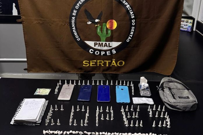 PM apreende arma e flagra tráfico de drogas em Penedo e Piranhas