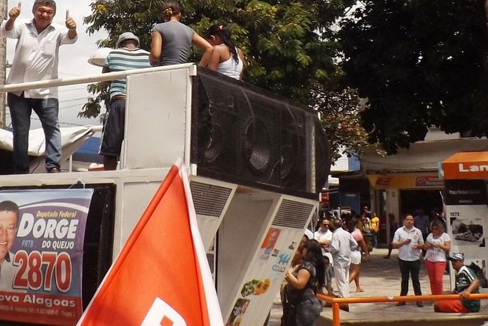 Dorge do Queijo em cima do trio elétrico em Arapiraca