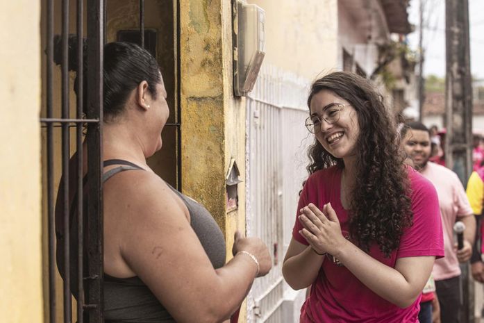 Teca Nelma defende saneamento básico em caminhada no vergel