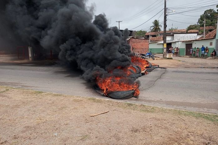 Familiares e amigos da vítima fecharam via e atearam fogo a pneus.