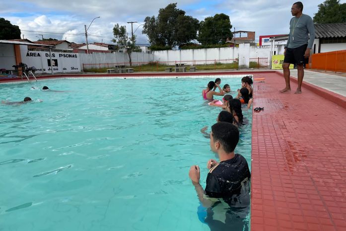 Piranhas oferece natação gratuita para crianças e adolescentes