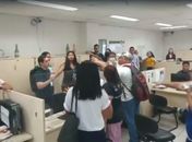 Vídeo: sindicalistas invadem secretaria e ameaçam servidores da prefeitura