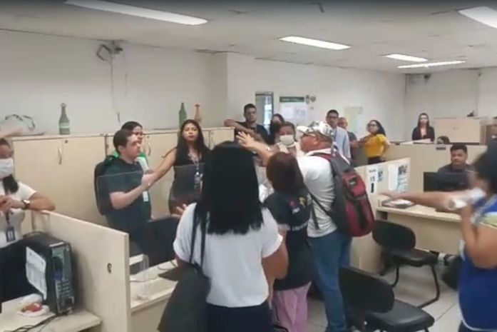 Vídeo: sindicalistas invadem secretaria e ameaçam servidores da prefeitura