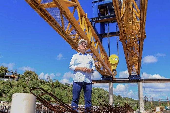 Sobre o primeiro vão já concretado, Ronaldo Lopes constata avanço das obras da Ponte Penedo-Neópolis
