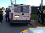 Agentes abordam veículos