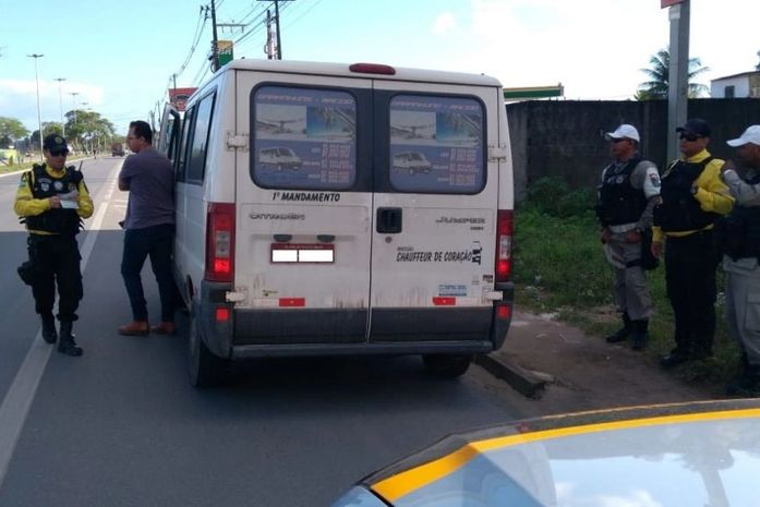 Agentes abordam veículos