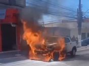 Incêndio destrói veículo em via pública no bairro Feitosa, em Maceió