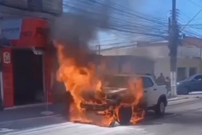 Incêndio destrói veículo em via pública no bairro Feitosa, em Maceió