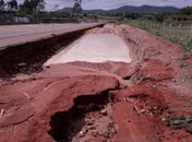 Cratera se abre na AL-115 após chuvas que atingiram o estado