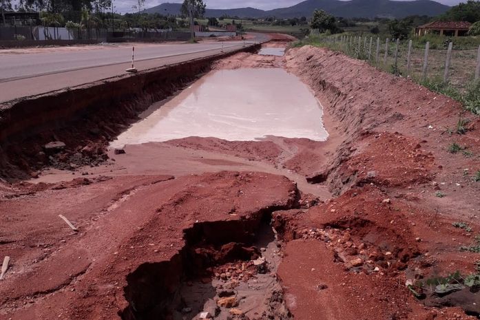 Cratera se abre na AL-115 após chuvas que atingiram o estado