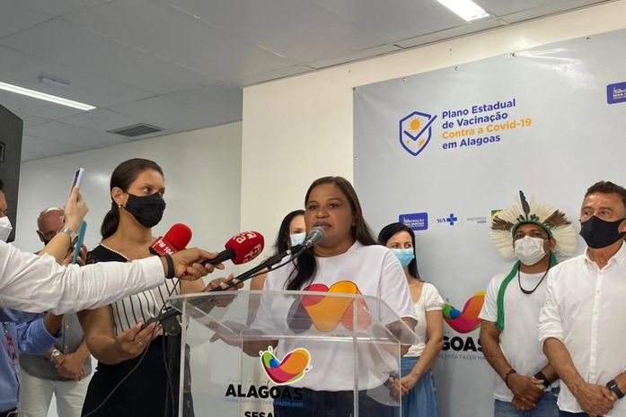 Assistente social é a primeira a ser vacinada em AL