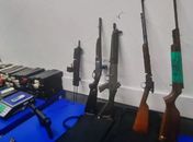 Operação apreende arsenal de guerra e drogas na Vila Brejal; dois são presos