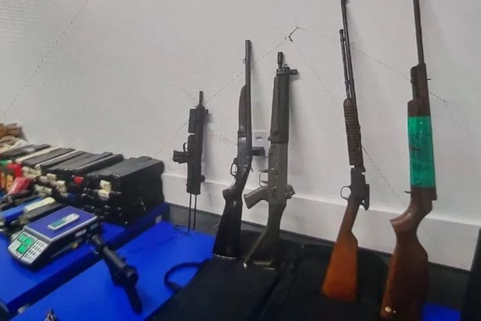 Operação apreende arsenal de guerra e drogas na Vila Brejal; dois são presos
