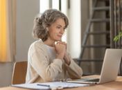 Recomeçar aos 50: os novos caminhos da recolocação profissional e transição de carreira na maturidade