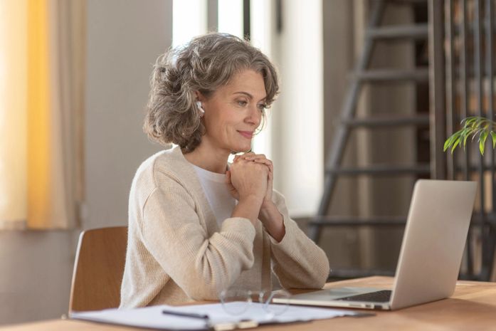 Recomeçar aos 50: os novos caminhos da recolocação profissional e transição de carreira na maturidade